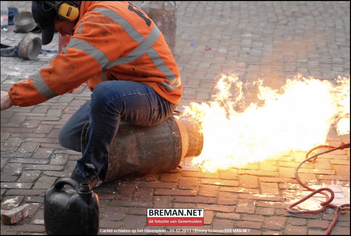 Traditioneel Carbidschieten in Genemuiden live-uitzending breman.net/traditioneel-c…