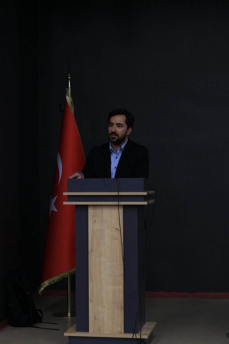 ncmdsalih's tweet photo. Bugün benim için ziyadesiyle anlamlı ve duygu dolu bir gün oldu. Önce doktora yaptığım kurum olan İstanbul İlahiyat’ta @idavkulup_34, ardından ise zamanında yüksek lisansımı yaptığım 29 Mayıs Üniversitesi’nde ise @29mayisdvko davetlisi olarak konferans verdim. Öğrenci olarak kapısından ilk girdiğim kurumlarda, konuşmacı olarak ağırlanmak tarifsiz hisler meydana getirdi. Şu kuluna fantastik şeyler yaşatarak mahcup etmeye devam ediyorsun yüce Rabbim. Sana hamd-ü senalar olsun.
