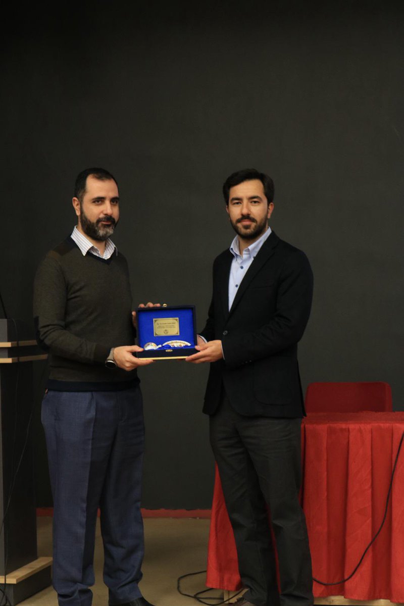 ncmdsalih's tweet photo. Bugün benim için ziyadesiyle anlamlı ve duygu dolu bir gün oldu. Önce doktora yaptığım kurum olan İstanbul İlahiyat’ta @idavkulup_34, ardından ise zamanında yüksek lisansımı yaptığım 29 Mayıs Üniversitesi’nde ise @29mayisdvko davetlisi olarak konferans verdim. Öğrenci olarak kapısından ilk girdiğim kurumlarda, konuşmacı olarak ağırlanmak tarifsiz hisler meydana getirdi. Şu kuluna fantastik şeyler yaşatarak mahcup etmeye devam ediyorsun yüce Rabbim. Sana hamd-ü senalar olsun.
