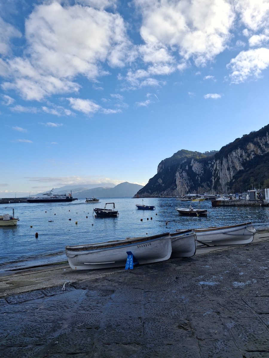 roscoffo's tweet photo. Capri, Marina Grande.
E' nove a matina https://t.co/ejC57DM8Oo