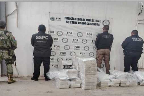 AlfonsoDurazo's tweet photo. La estrategia de seguridad en Sonora sigue dando resultados.

Gracias a un operativo conjunto entre fuerzas de seguridad federales y estatales, realizado en la región de Caborca, se logró el decomiso de más de 400 kilogramos de cocaína.

Estas acciones evitan que sustancias ilícitas lleguen a nuestras calles y pongan en riesgo a nuestra juventud.

Continuaremos trabajando de manera permanente y coordinada para combatir el tráfico de drogas y fortalecer la seguridad en todo el estado.