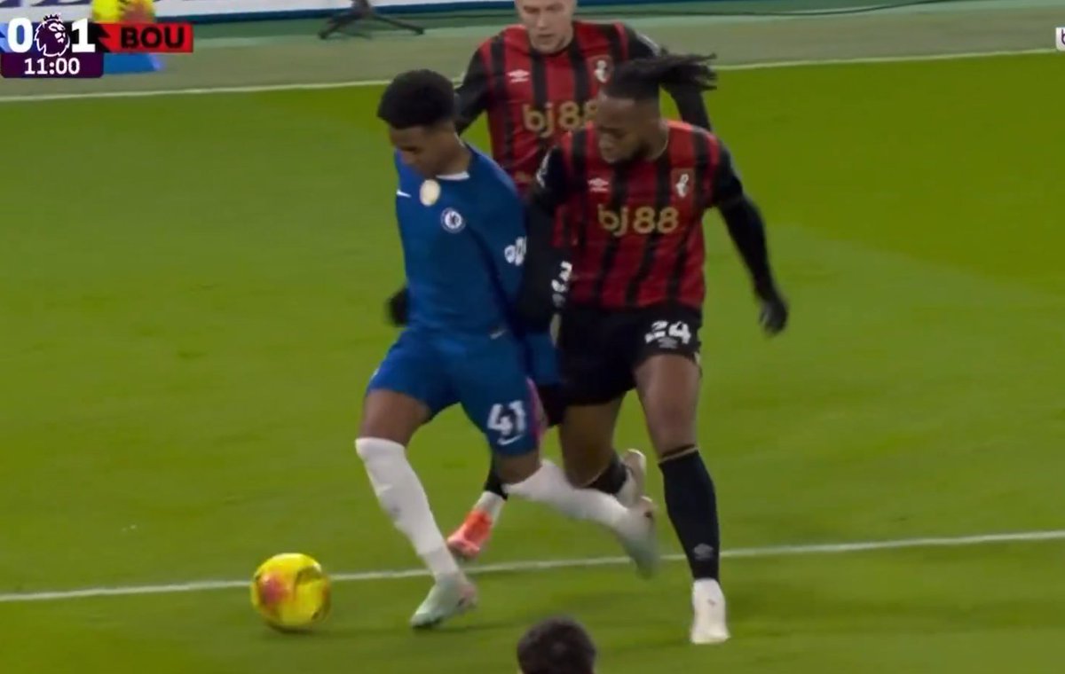 I agree it's a Penalty But we Should NEVER EVER Hear the Word accidental again from Referees to Justify not giving a call  #CHEBOU