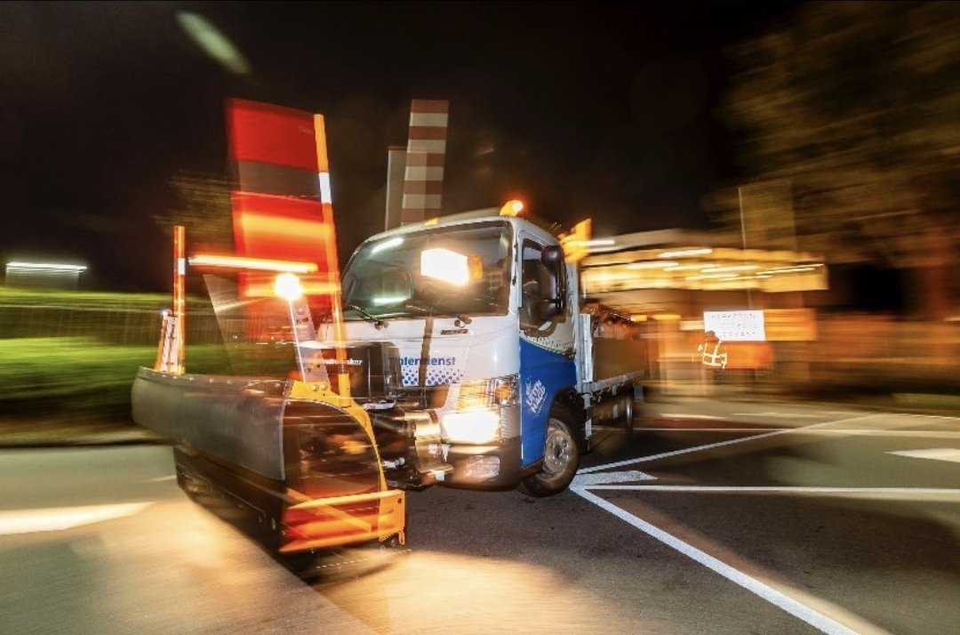 GemWestland's tweet photo. De strooihelden gaan vanavond laat weer rijden voor een preventieve strooironde! De neerslag, dalende temperaturen en de opklaringen in de nacht kunnen zorgen voor gladheid. Let op als u de weg op gaat!
#gladheidbestrijding #preventief #strooien https://t.co/zuBFHTc2jD