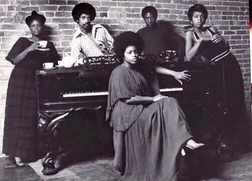 Kemani_0718's tweet image. During Richard Smallwood’s matriculation at Howard University, he was a part of a group consisted of him and his classmates named Hot Tea, which featured legendary vocalists Tawatha Agee and Angela Winbush.

Winbush was also an original member of The Smallwood Singers.