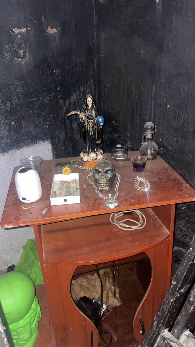 🚨 La División de Investigación de Extorsiones desarticuló en Breña a la banda criminal “Los Mexicanos”. Cinco detenidos por extorsión, TID y tenencia ilegal de armas. Se incautaron armas de fuego, celulares y equipos usados para actividades ilícitas. Además, se decomisó droga.