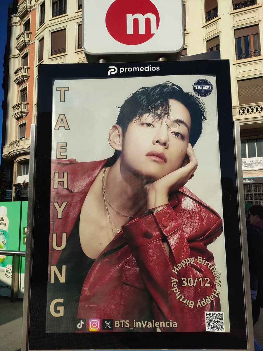 BTS_inValencia's tweet photo. Un año mas ...... Ya tenemos a Tae en Valencia para celebrar su cumpleaños 🥳
Podéis visitar el cartel a la salida del metro de Plaza España.
Esperamos vuestras fotos!!
🎉FELIZ CUMPLEAÑOS TAE🎉
#HAPPYVDAY
 #HappyTaehyungDay
#HappyBirthdayTaehyung
#우리의겨울태형아_생일축하해 https://t.co/XVIrh4xWBG