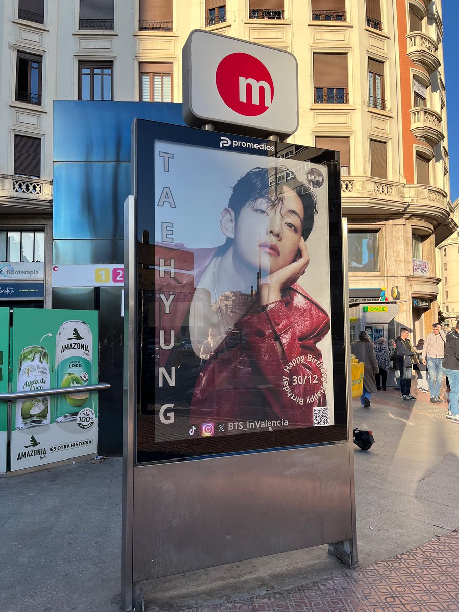 BTS_inValencia's tweet photo. Un año mas ...... Ya tenemos a Tae en Valencia para celebrar su cumpleaños 🥳
Podéis visitar el cartel a la salida del metro de Plaza España.
Esperamos vuestras fotos!!
🎉FELIZ CUMPLEAÑOS TAE🎉
#HAPPYVDAY
 #HappyTaehyungDay
#HappyBirthdayTaehyung
#우리의겨울태형아_생일축하해 https://t.co/XVIrh4xWBG