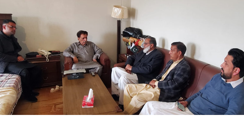 سابق وزیراعظم آزادکشمیر راجہ محمد فاروق حیدر خان سے پروفیسر راجہ محمد صدیق آف راج محل ملاقات کررہے ہیں سجاد جنگیال راجہ تنزیل آیان علی بھی موجود ہیں
<a href="/farooq_pm/">Raja Muhammad Farooq Haider Khan</a> <a href="/MaryamNSharif/">Maryam Nawaz Sharif</a>