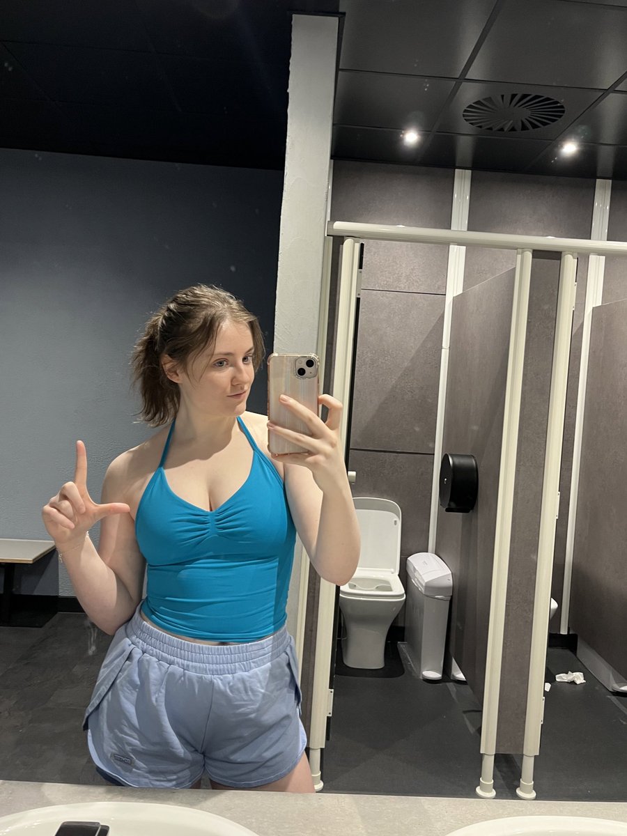 ServeAngelAmy's tweet photo. The toilet in the background is you https://t.co/N9JP18mTbg