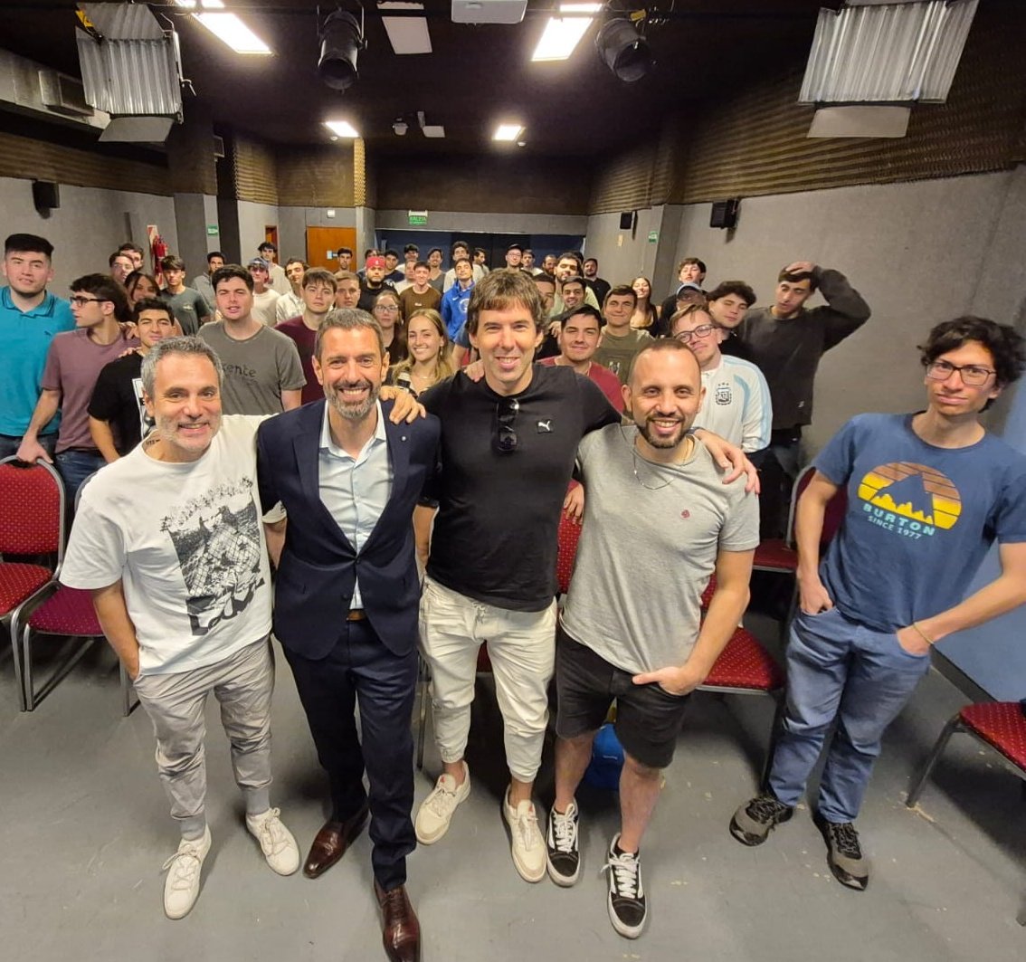 javitabares's tweet photo. 🗓 2025 marcó la 15ª edición de nuestro curso de relato y comentario🎙⚽️ en @TeayDeportea.
Volvimos a contar con invitados 🔝 y la predisposición de los anfitriones para que las prácticas finales se realizaran en sus estadios 🏟.
Por eso, queremos agradecer a todos y a cada club: https://t.co/K1hau0hgkW