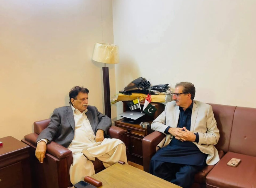 اسلام آباد 
سابق وزیراعظم آزادکشمیر راجہ محمد فاروق حیدر خان سے سینیر نائب صدر مسلم لیگ ن مشتاق احمد منہاس ملاقات کررہے ہیں  <a href="/MIshaqDar50/">Ishaq Dar</a> <a href="/pmln_org/">PMLN</a>