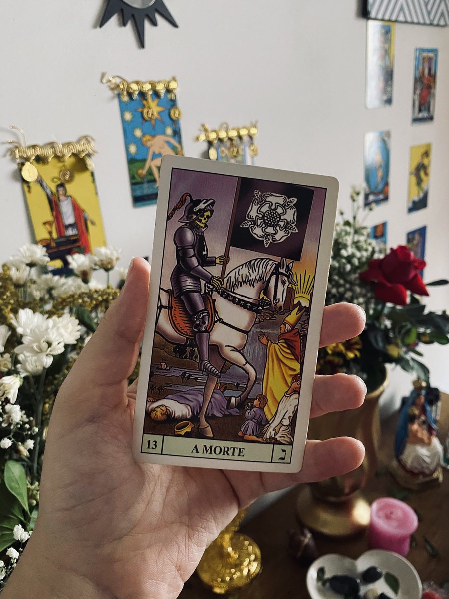 melloracles's tweet photo. ♊️✨ PREVISÃO 2026 • GÊMEOS:

 2026 trará as transformações, renovações que apenas alguns fins podem proporcionar. Nem tudo terminará como irá começar em 2026 e é melhor que você esteja pronto para desapegar, abrir mão e entender que os fins previstos e imprevistos são nada mais que o ponto final para que um novo capítulo possa ser escrito, da sua maneira, com uma nova perspectiva.

2026 te trará vida nova, caminhos novos, mas ao mesmo tempo te fará despir de coisas, pessoas, relações e circunstâncias. A vida muda e você também tem que mudar, acompanhando as movimentações e o que deixar para trás para que o novo possa entrar. A recusa de abrir mão do que não funciona mais, pode te levar a regredir nos caminhos que avançou, e a negação em torno de aceitar algumas coisas que não funcionam como funcionaram em algum dia, pode te levar a obsessões que apenas te colocaram no padrão de estagnação.

Em 2026 você renasce, mas de forma sábia, adquire amadurecimento e rompe com padrões negativos. Também irá finalizar tudo aquilo que começou e não concluiu, vai romper com ciclos de insatisfações e se colocar em um movimento ascendente em relação à própria vida. Em alguns momentos, irá aparentar ser até um tanto quanto egoísta, mas na verdade, só estará mudando a fórmula para que te beneficie mais. 2026 te fará ser quem realmente você nasceu para ser, sem os obstáculos, porque você irá tirá-los totalmente do caminho.

Não resista ao que precisa morrer para que sua nova versão possa nascer.