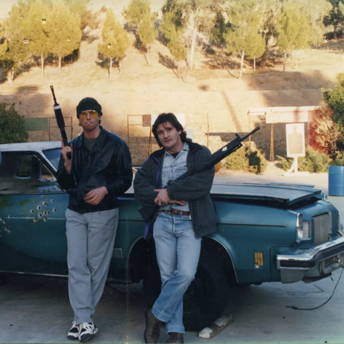 TheCinesthetic's tweet photo. Val Kilmer with his weapons instructor on the set of Heat (1995) https://t.co/ocHXFEsrZx