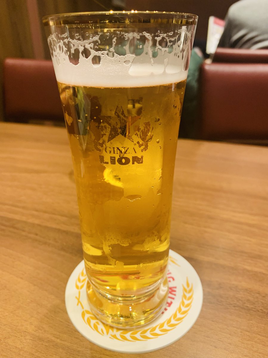 yengawa's tweet photo. 昨日はのぶくんがちっとも起きないので、ライオン行ってきます、と置き手紙書いて封筒に入れてテーブルに置いてきた。年末だからあなたには疲れましたサヨウナラ、って内容だと思ったでしょ？と後で聞いたら、ラブレターかな？お年玉かな？とワクワクした、だって。おめでたい人だ。 https://t.co/71OYCnwvTO