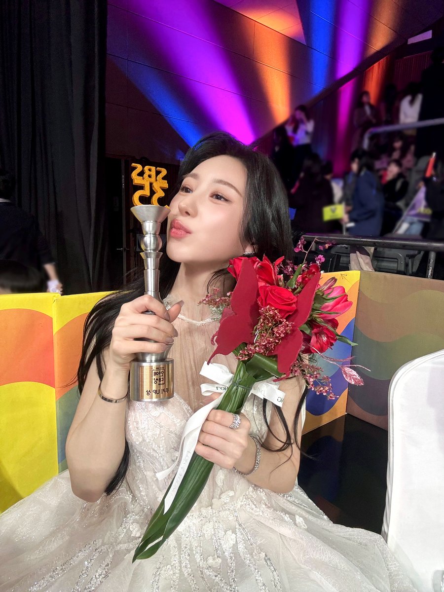 [📷]

#CHAEYEON_pic  
└ 📸 #2025SBS연예대상 

🏆 루키 UP상을 수상하였습니다 🏆

언제나 뜨거운 사랑과 응원으로
채연이의 곁을 지켜주는 채리쉬 덕에 
오늘을 영원히 기억할 수 있을 거 같아요🍒
채리쉬! 이제 시작이야 앞으로도 잘 부탁해 ˃̶͈◡˂̶͈♡

#이채연 #LEECHAEYEON