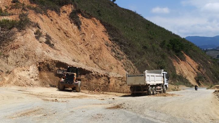 #ElOro | Continuamos con la limpieza de deslizamientos en la vía Balsas – Río Pindo (E50), sector Tinajas.

👷‍♂️🚜 Personal y maquinaria en la zona
🛣️ Vía habilitada
⚠️ Conduzca con precaución
