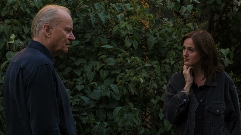 Sentimental Value-Manevi Değer filmini o kadar sevdim ki. Babamla o hayattayken konuşamadığımız seneleri ve ölmeden onu son görüşümde deniz ve iskele arasında gülüştüğümüz anları düşündüm, düşündüm, düşündüm. İnsan ne çok kırılıyor babasına ve ondan beklediği özür bir türlü