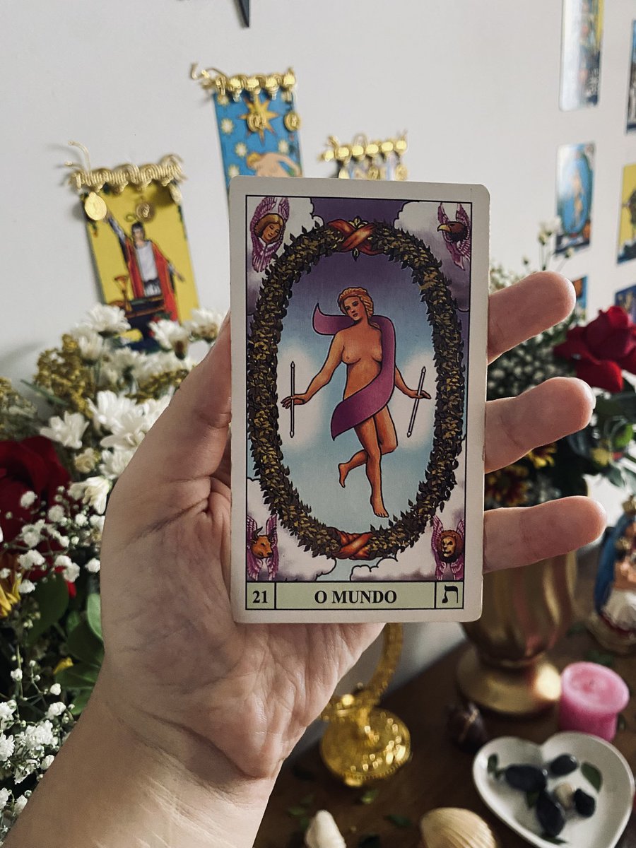 melloracles's tweet photo. ♌️✨ PREVISÃO 2026 • LEÃO: 

2026 será um ano de experiências marcantes que finalmente te levarão, no futuro breve, ao início de uma nova fase. Esse novo ciclo trará amadurecimento através de realizações; você irá aprender enquanto concluirá muitas metas e alcançará vitórias em sua vida, e todas elas irão te trazer um pouco de aprendizado e conscientização no processo, porque após o último passo de cada uma dessas etapas, você já estará dando o primeiro passo para a próxima jornada e, nela, você precisará reescrever a sua história de maneira mais consciente.

Em 2026, você irá conseguir viver com maior plenitude, embora tenha que entender que alguns ciclos que foram vividos na sua intensidade precisam ser deixados para trás para que então consiga avançar da melhor maneira para o futuro. Algumas coisas são momentâneas, mas trazem tantas experiências que até parecem que foram eternas, porque elas ensinam e preenchem, e assim nos marcam para o resto da vida — levamos as mesmas conosco todos os dias. 2026 vai te mostrar que você está em constante transformação e que finalizar ciclos não quer dizer que tudo acabou para sempre; pelo contrário, só está começando e sempre começando, porque a vida é feita de recomeços constantes.

2026 será um ano de vitórias, conclusões bem-sucedidas que trazem novos caminhos; perceberá que tudo que viveu nesses últimos anos e meses fez total sentido porque te levaram até onde chegará em breve. Será um ano de finalizações também, e aqui se encaixa o desafio, o medo de recomeçar sem levar o que já viveu para o novo “mundo”.