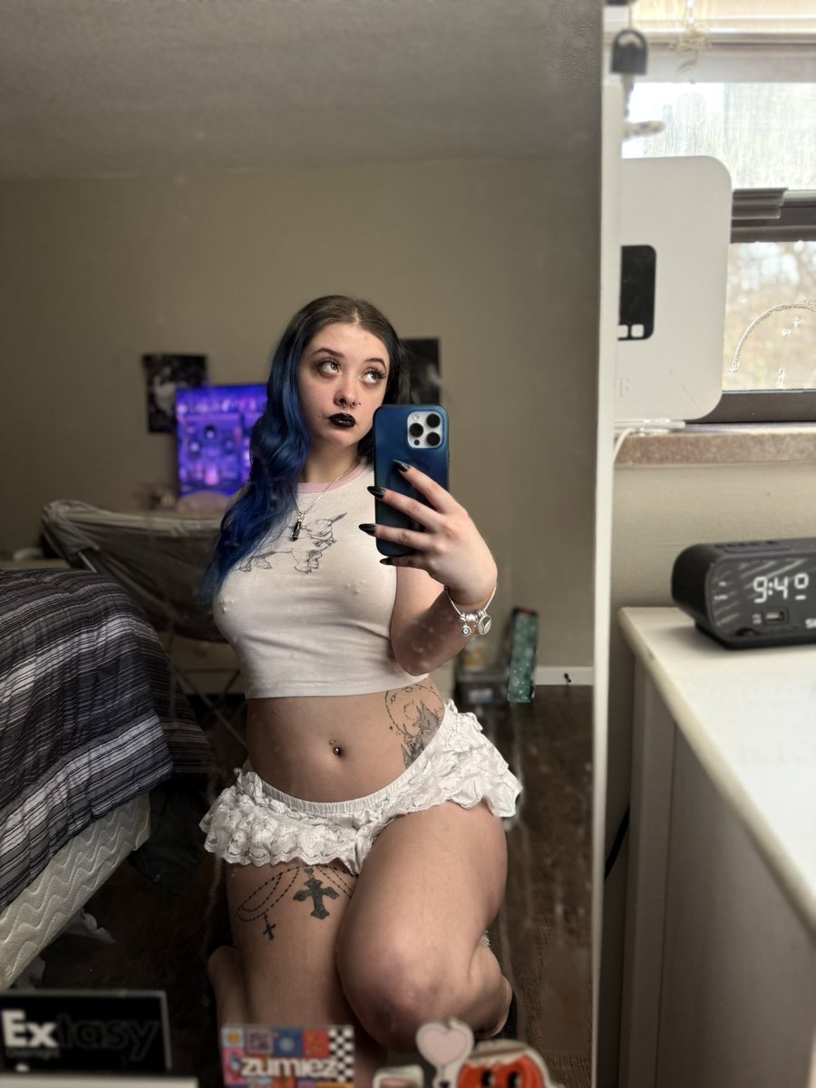 morticia 🕷️ tweet media