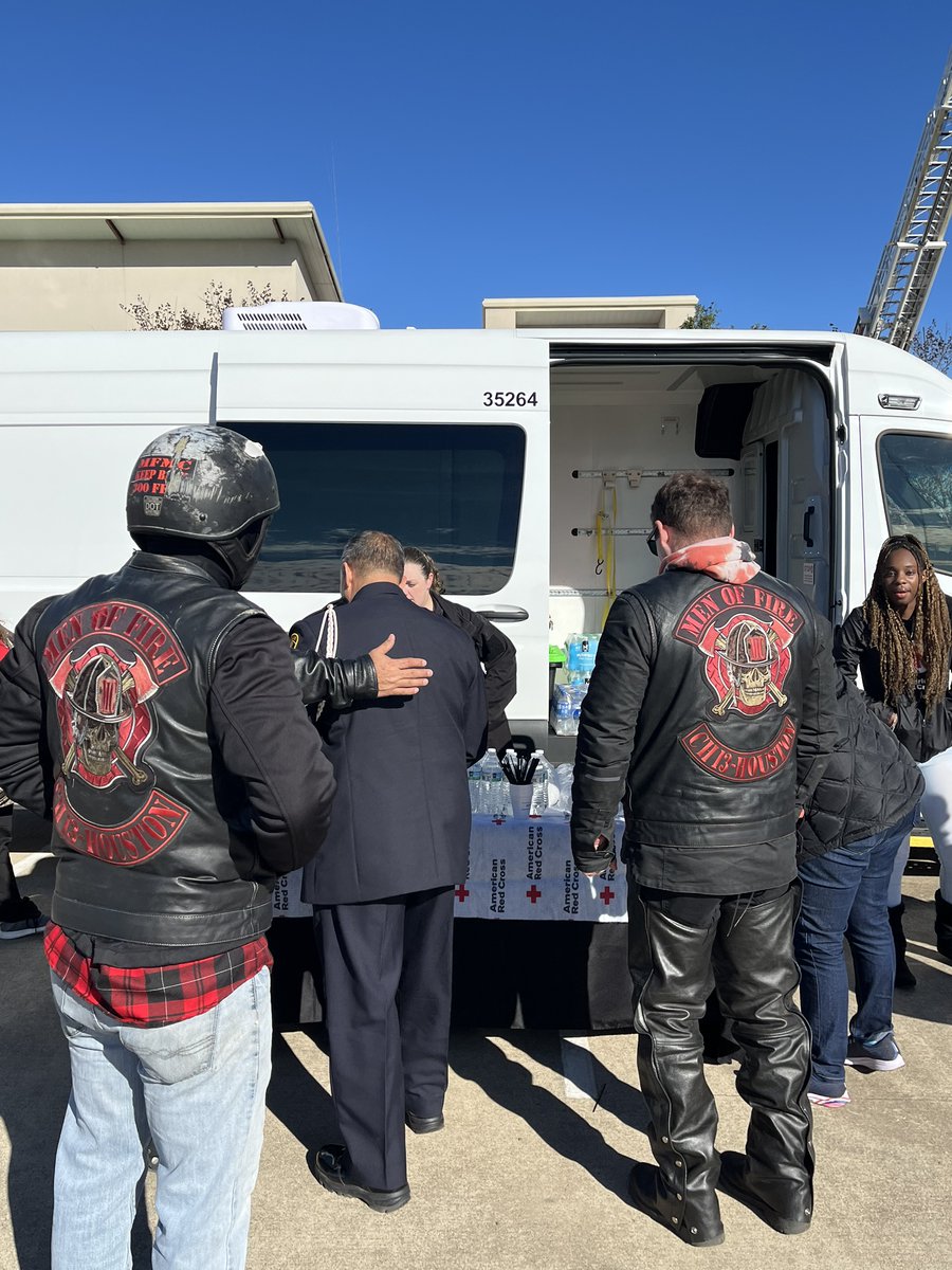 RedCrossTXGC's tweet image. The American Red Cross stands with Houston firefighters as they mourn the loss of Brandy Allinience from Station 21. We were honored to provide coffee, donuts &amp;amp; a warm smile as they prepare to lay their sister to rest. #HoustonFire #BrandyAllinience #RedCross #HonoringHeroes
