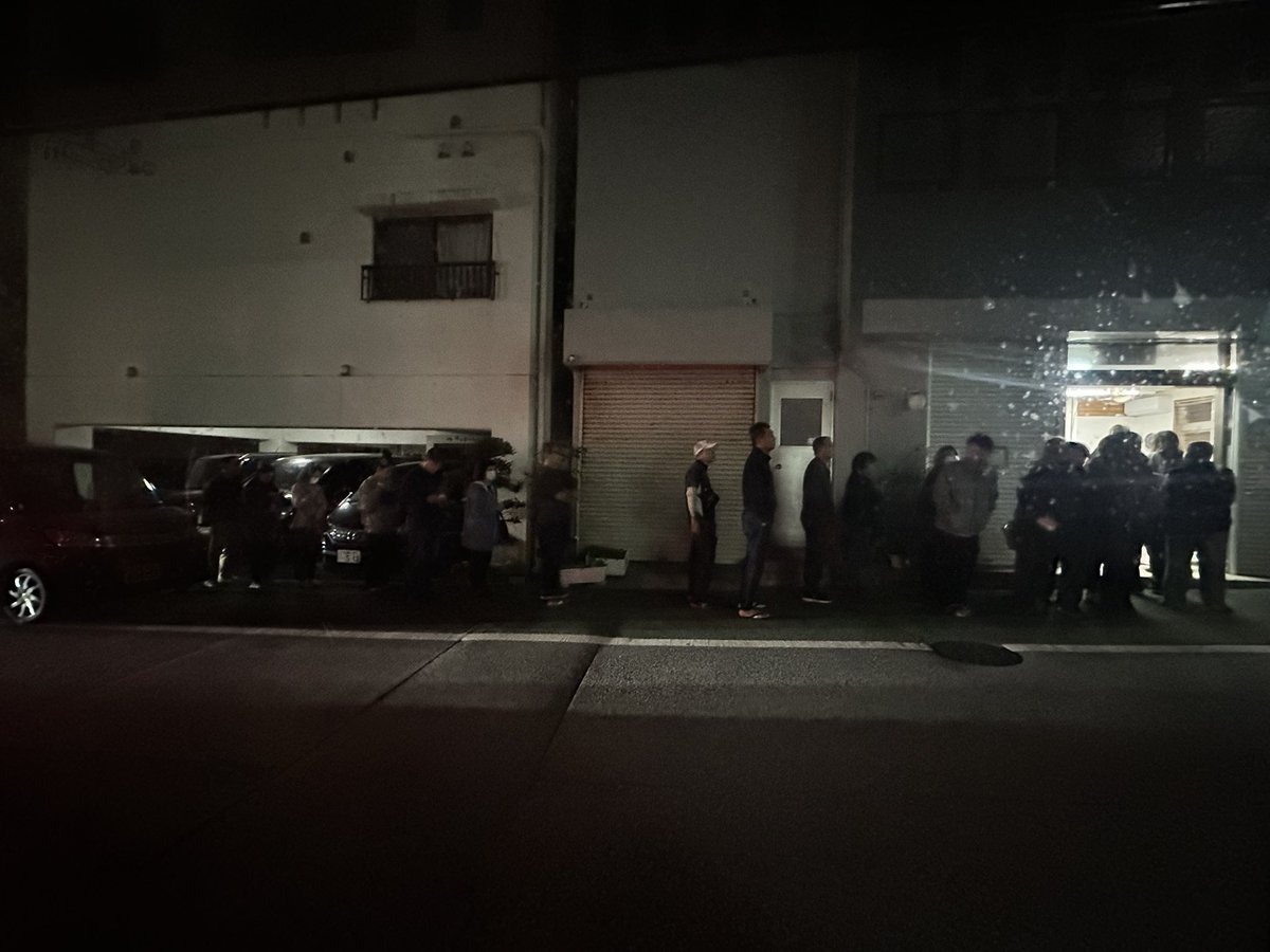 ※朝4時半
年越しコワイ💧こんなに並ぶ。照喜名そば👍🏻✨
寝ないで行った甲斐が有る😴