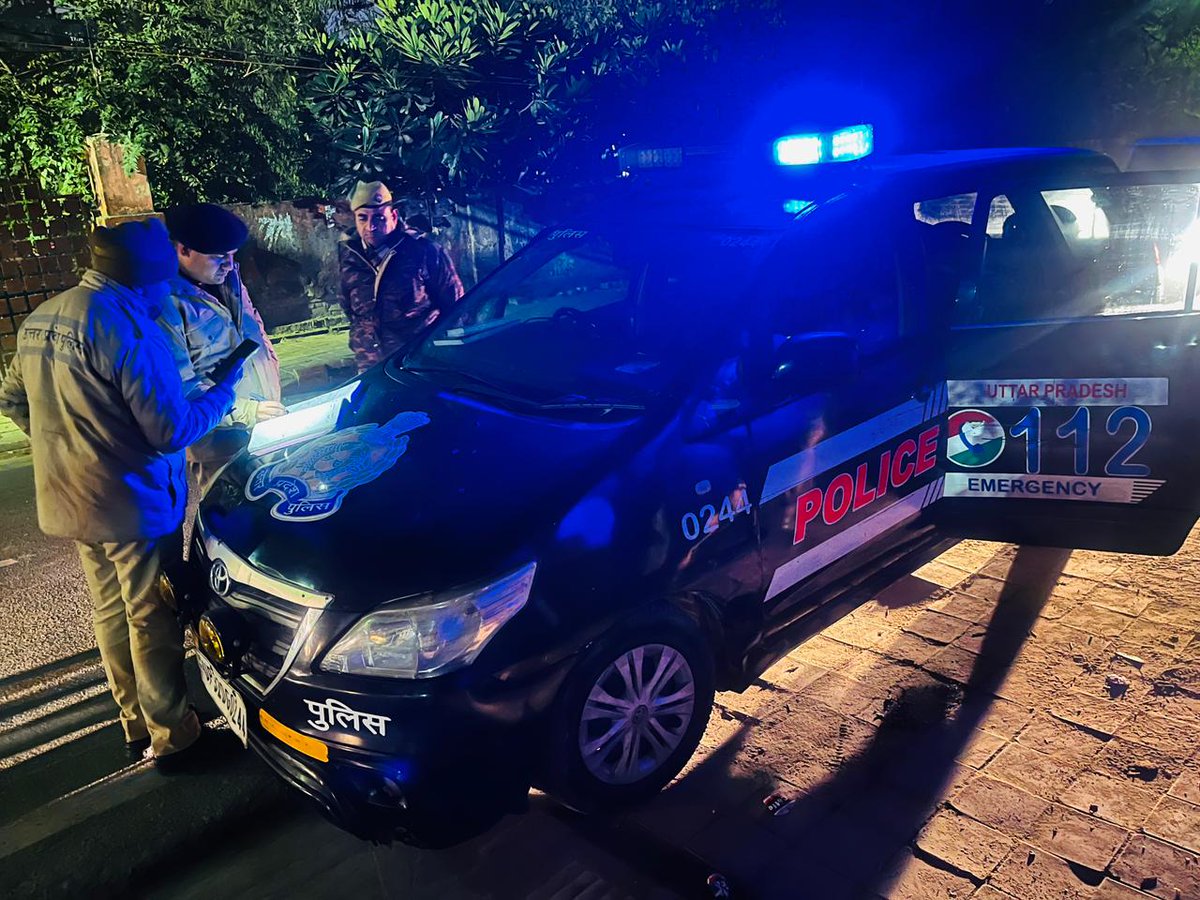 moradabadpolice's tweet photo. #SSP_ MoradabadPolice @satpal_IPS के निर्देशानुसार #CO सिविल लाईन्स द्वारा, कानून एवं शान्ति व्यवस्था के दृष्टिगत रात्रि भ्रमण के दौरान यूपी-112 की पीआरवी को चेक कर ड्यूटी पर तैनात पुलिस बल को आवश्यक निर्देश दिये गये।
#UPPolice https://t.co/E00sQPMb7u