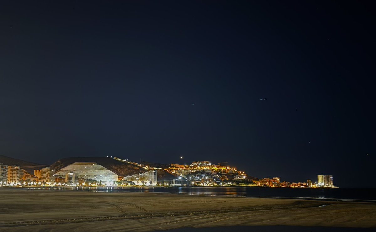 Imágenes de la #bahía de #Cullera: placidez y estabilidad. Hemos tenido un día muy tranquilo, con una máxima que hoy ha subido a 17°C en este penúltimo día del año. Mañana 31 no subirán tanto las máximas, #viento irá girando a norte y NE y también irán aumentando las nubes.