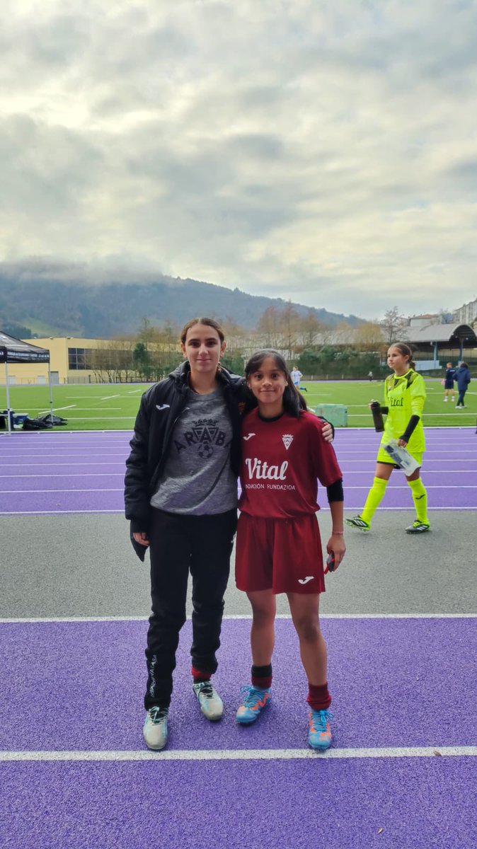 Gure kadeteko bi jokalari Arabako Selekzioan! 

Aste honetan gure taldeko bi jokalarik Arabako selekzioarekin jokatzeko aukera izan dute, Bizkaia eta Gipuzkoaren aurkako triangular batean.

Zorionak, Saray eta Ainhize, egindako lanagatik eta erakutsitako jarreragatik. 👏✨