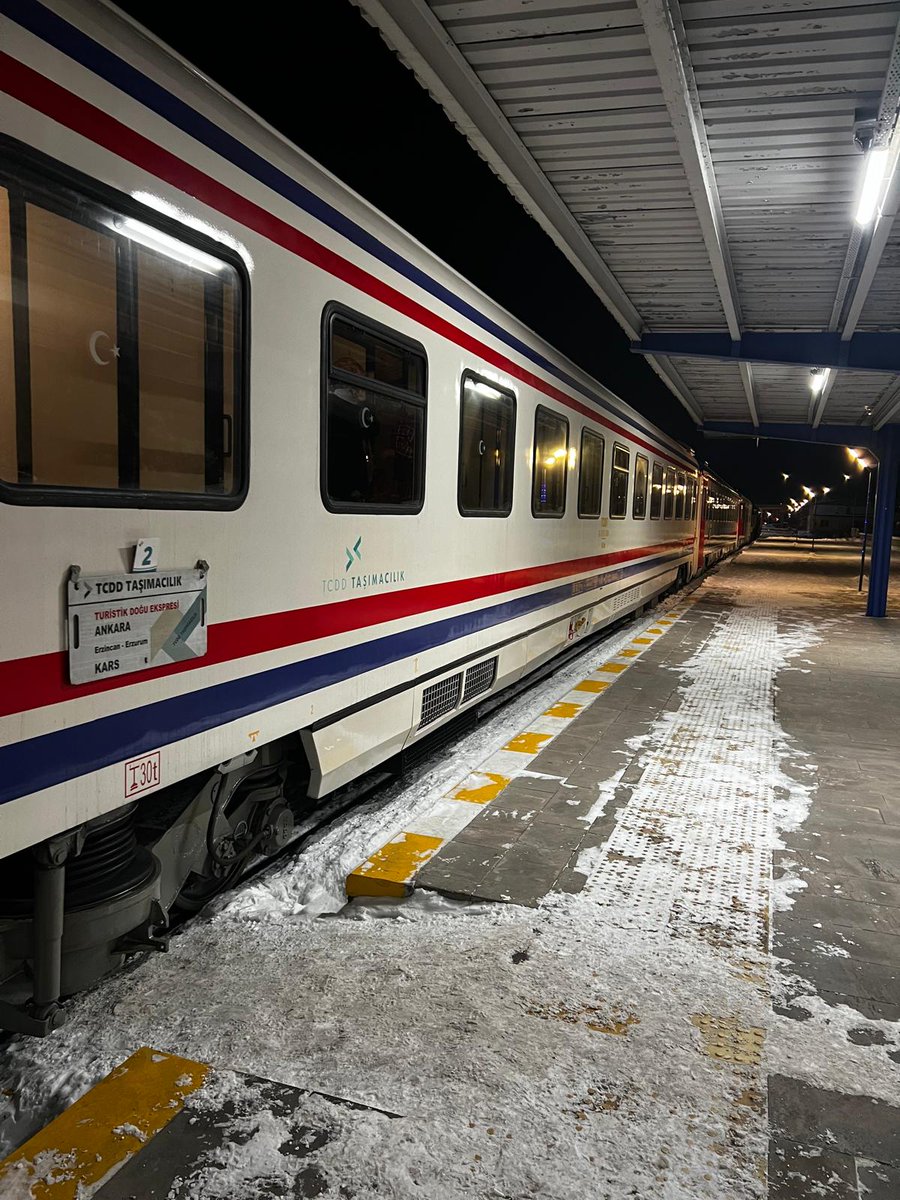 cengizaksan's tweet photo. Doğu Ekspresi keyif yerine rezalete döndü. 

Dün 13.55'te Ankara'dan Kars'a kalkan Doğu Ekspresi bu saatte yetişmiş olması gerekirken hala Erzurum'da. 

Erzurum'da 3 saat mola verdikten sonra hareket geçerken arıza nedeniyle tekrar durdu. Yarım saattir yolcular bekliyor hala arıza giderilmiş değil. 

Keyifli ve nostaljik bir seyahat yapmak isteyen yolcular isyanda. 

Dışarıda -10 derece soğuk var ve Ekspresin klimaları çalışmıyor. 

Yolculuk boyunca yemek ve çay servisleri yetersiz kalmış,

Sular bir süre akmamış, yaklaşık 2 saat boyunca tuvaletler kullanılamamış.

Yaklaşık 200 yolcu 5 yıldızlı rezalet yaşıyor.
@UABakanligi
@TCDDemiryollari