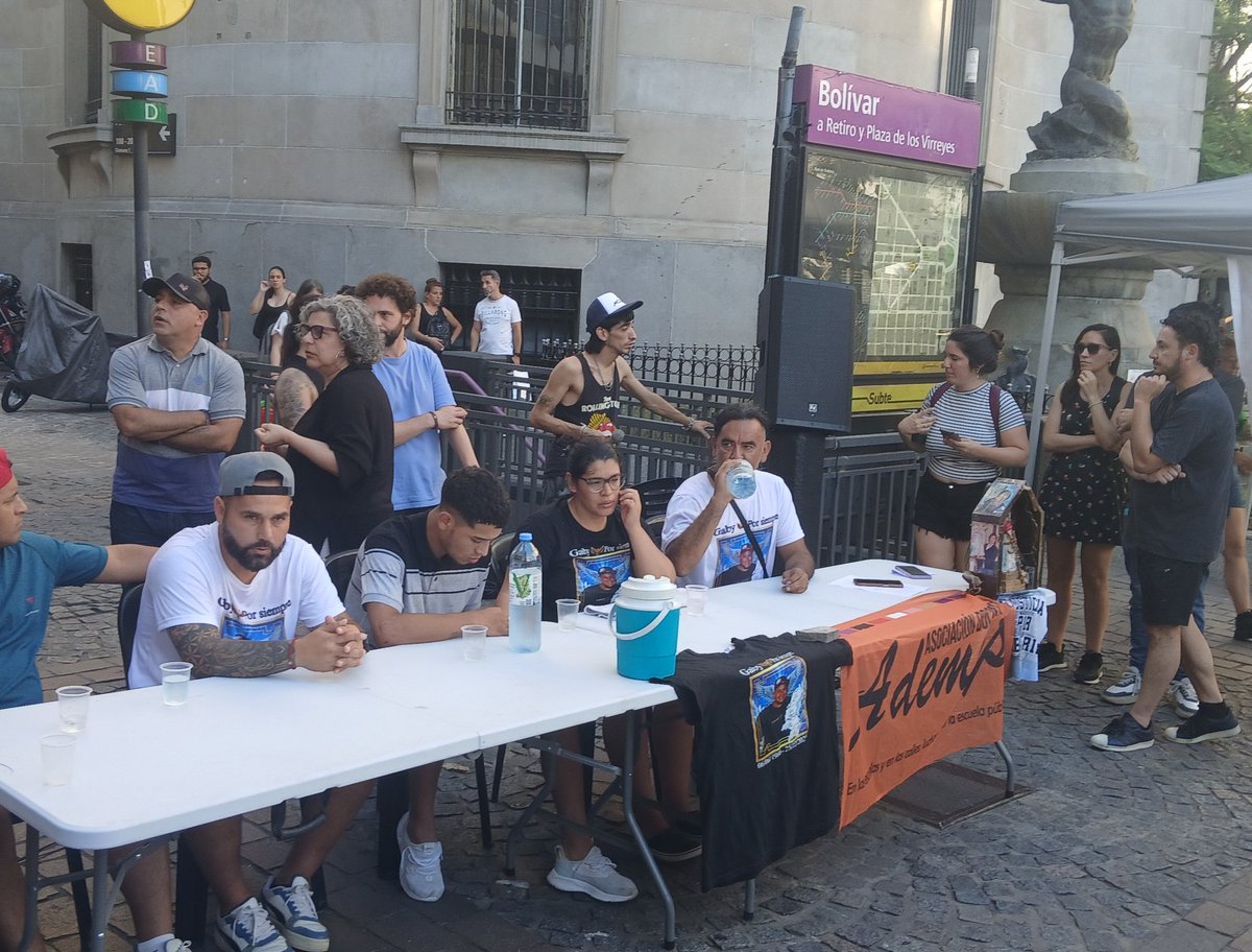 CabaApdh's tweet image. #Ahora
Conferencia de prensa frente a la Legislatura de la Ciudad por el asesinato de Juan Gabriel González a manos de la Policía. 
#JusticiaPorJuanGabriel