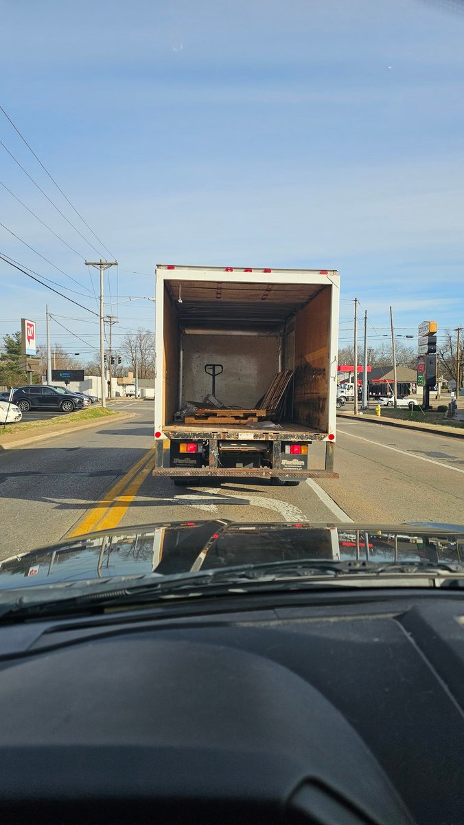 CODYUNDERWOOD90's tweet photo. @madisonvillepd just rolled into town behind this truck. I would consider this a huge safety hazard. Turned onto main heading towards uptown https://t.co/qjC85RpwQh