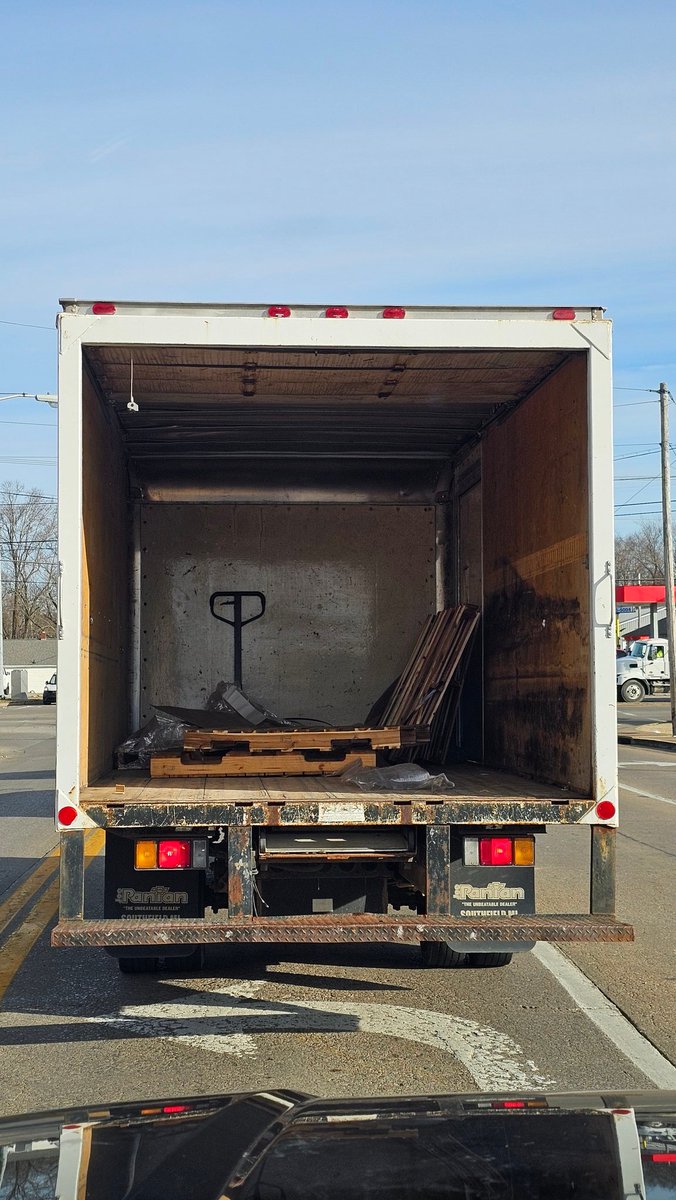 CODYUNDERWOOD90's tweet photo. @madisonvillepd just rolled into town behind this truck. I would consider this a huge safety hazard. Turned onto main heading towards uptown https://t.co/qjC85RpwQh