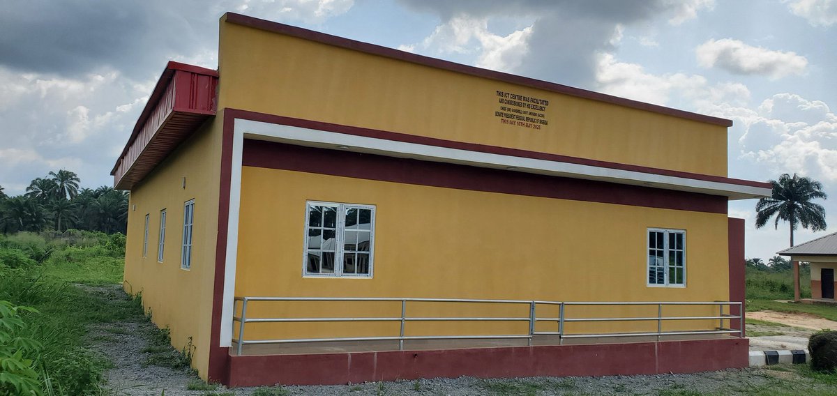 afrisagacity's tweet image. Here’s an idea of how incurably greedy Nigerian Politicians are:

Nigeria’s Senate President, Godswill Akpabio squandered N220 million on a so-called ICT building, which can best be valued at not more than N50 million.

Akpabio has been in Government for decades and has so much…