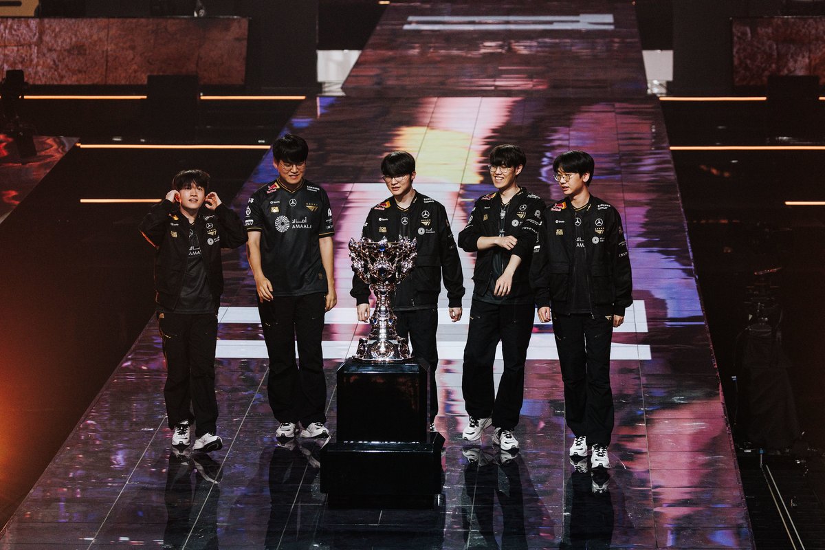 If you start watching "KT vs T1 | WORLDS 2025 | FINALS" by LoL Esports on December 31st at 16:49:24, T1 will be lifting the Summoner's Cup exactly at midnight. Start your new year off right 🏆