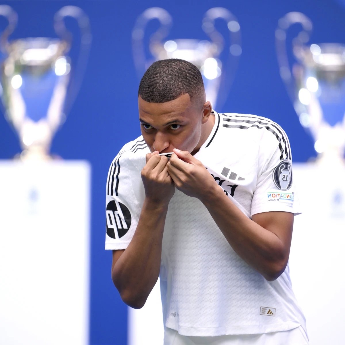 Lavozgalactica's tweet image. 🗣️ Guti: "Cuando Cristiano Ronaldo llegó al Real Madrid lo hizo con un Balón de Oro y una Champions. Kylian Mbappé no es comparable a él".

No habrá otro como CR7. 🐐🇵🇹