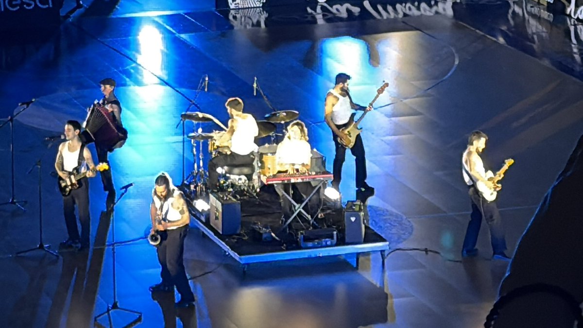 AbelRenuncio's tweet image. Actuación de @estoesLaMODA en la victoria de @SanPabloBurgos 
#Burgos #LaMODA #Victoria