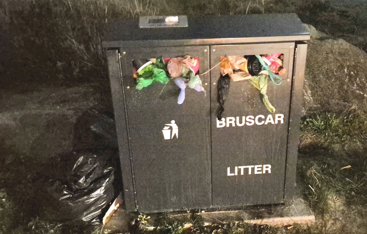 Bins Over flowing ,not Emptied over the Christmas ,any chance ?? Thanks 
<a href="/DCWaste/">DC Waste Management</a> #PoolbegLighthouse #SouthWall  <a href="/DubCityCouncil/">Dublin City Council</a> #dublincitycouncilwaste
#cleanup