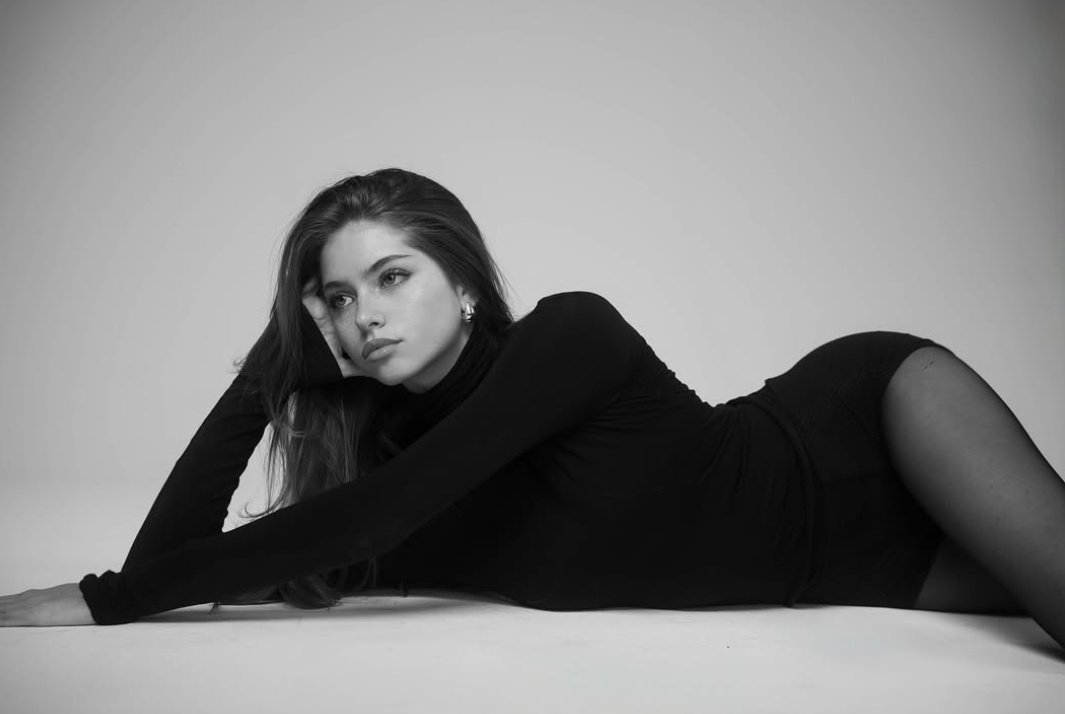 Ellie ⋆ tweet media