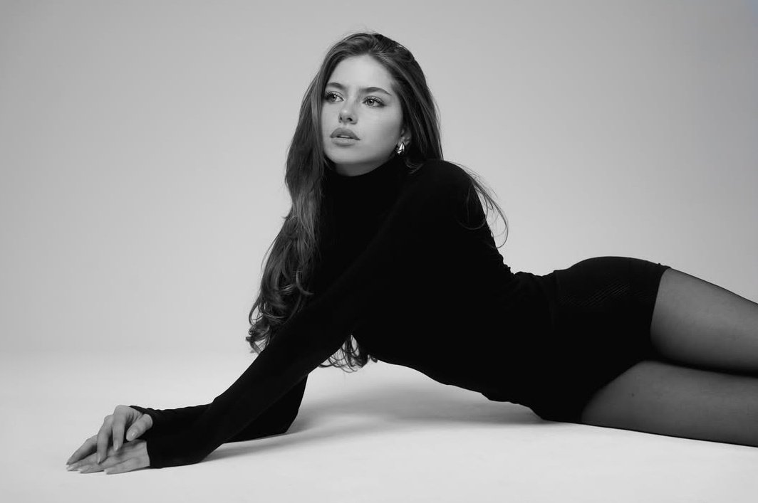 Ellie ⋆ tweet media