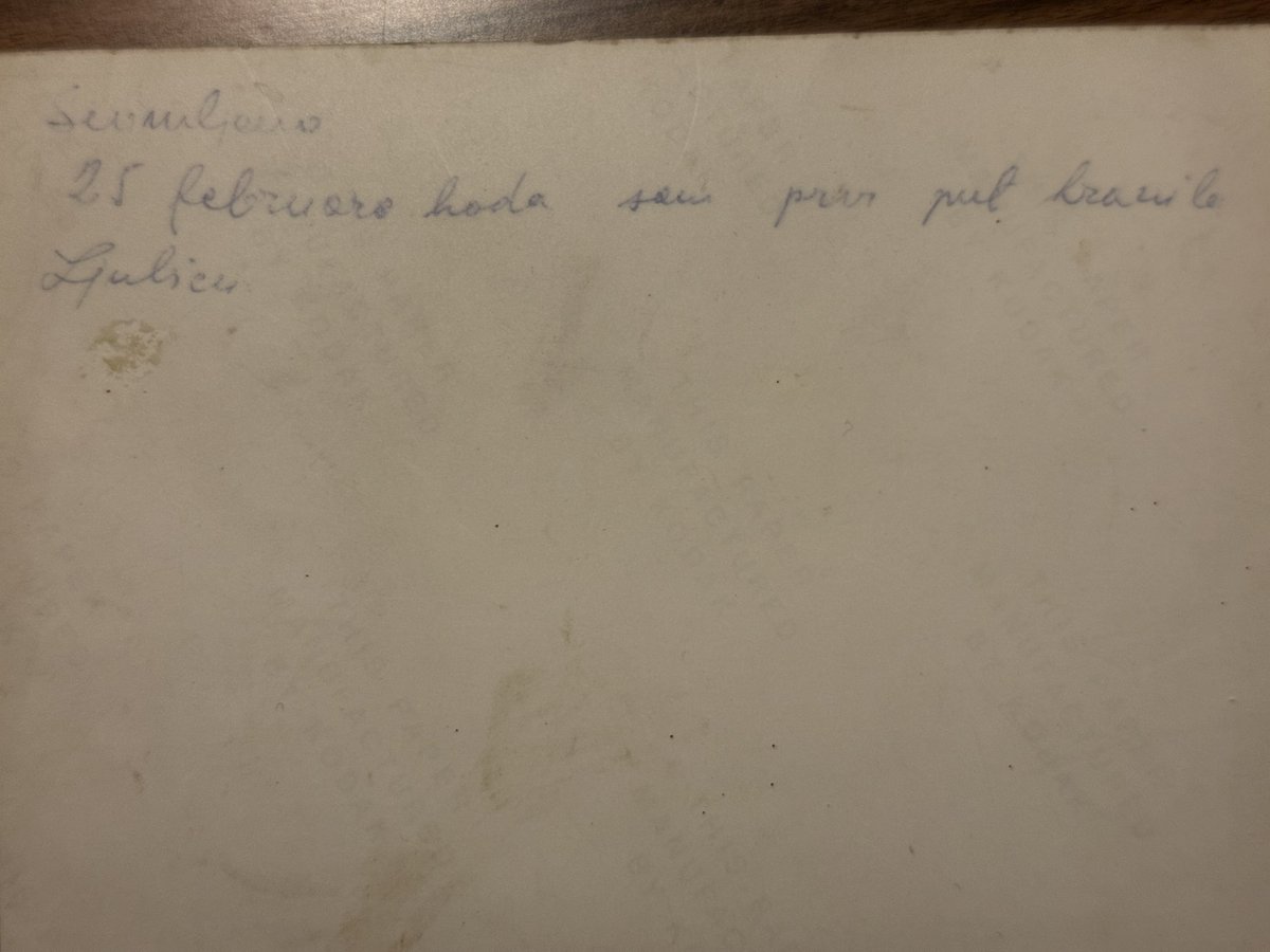 Рођена сам у 31. недељи, са 1300 грама, једва преживела. Два месеца остала у болници. Данас сам наишла на ову слику,
са текстом на полеђини који си написала:“ Када сам први пут хранила Љубицу.”
Данас је мој рођендан. Четврти по реду без тебе…Недостајеш ми, мама. Недостаје ми