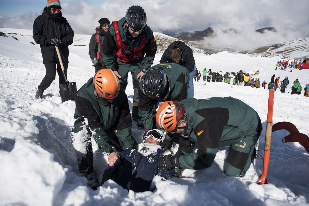 gabirelezkurdia's tweet photo. Con todo el respeto pero...
Que el drama mortal por el accidente de l@s montañer@s y esquiador@s abran un informativo es legítimo...pero NUNCA sé ha abierto un informativo con esa proyección ante los cientos de "accidentes laborales" cotidianos que son tragedia impuesta! https://t.co/6keDcoW5eC