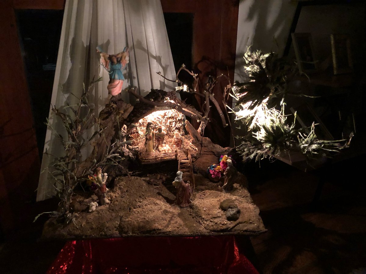 Denise_C_Costa's tweet photo. May the Child God renew all things in our lives.
And may we never forget that our joy stems from the birth of the One who walked this earth only to die for us and bring us Salvation.
That’s why the Crown of Thorns and the wreath are side by side in my home.
Gloria in Excelsis Deo https://t.co/onKKe0XNRi