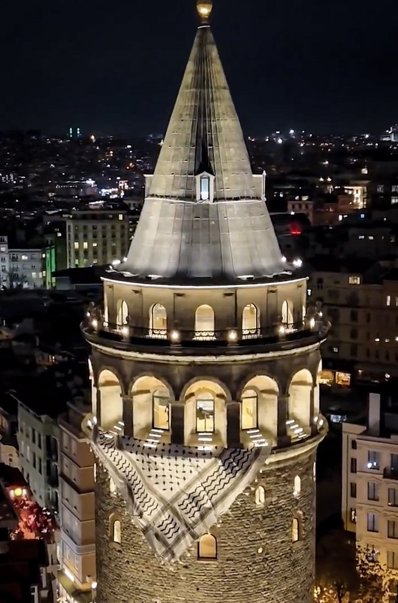 🔴 Galata Kulesi'ne Filistin kefiyesi asıldı.