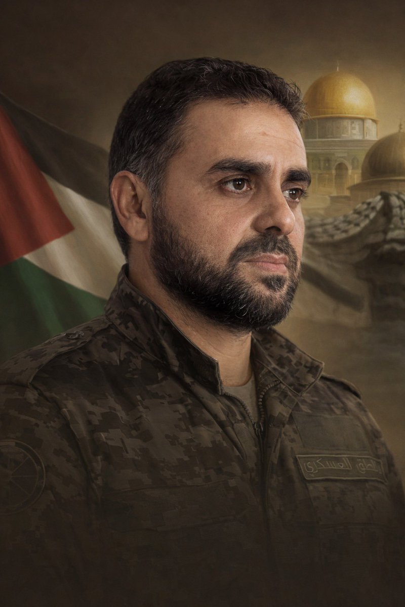 İşte yüzündeki maskesi ile tüm dünyanın maskesini düşüren şerefli şehit Ebu Ubeyde.  

Büyük komutan, Şehit Huzeyfe el-Kahlut (Ebu Ubeyde).  

Allah makamını âli eylesin.