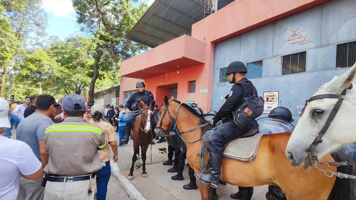 vilcalejandro's tweet photo. #Grave Con escudos, bastones y caballeriza, la policía del Gobierno de Jujuy garantiza la asamblea convocada por la directiva del sindicato azucarero para expulsar a delegados de la oposición que son parte de la lucha contra los despidos. 
El Gobernador Carlos Sadir es responsable de cualquier hecho de violencia hacia los trabajadores.