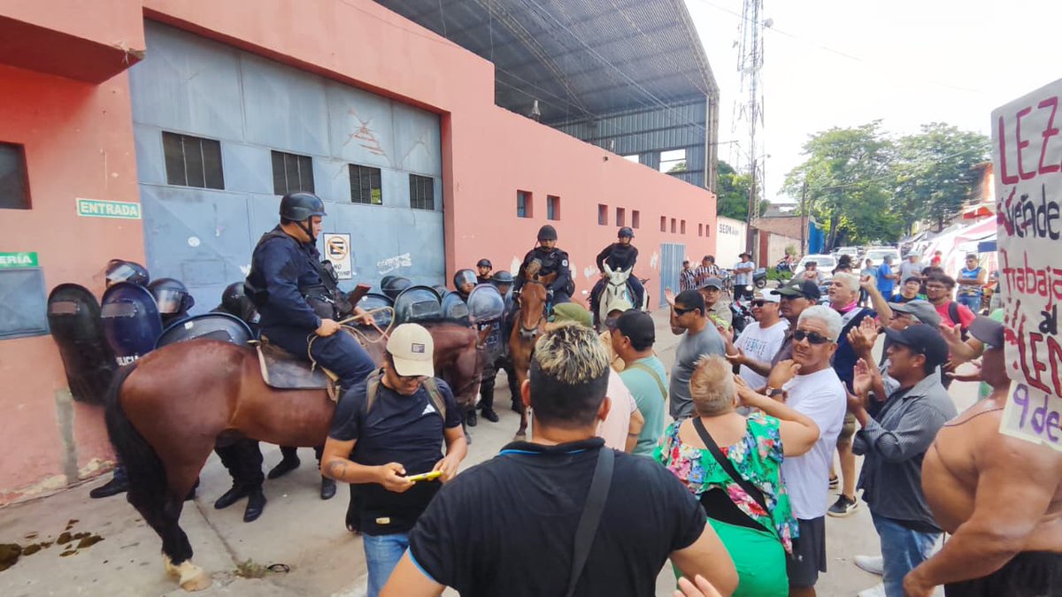 vilcalejandro's tweet photo. #Grave Con escudos, bastones y caballeriza, la policía del Gobierno de Jujuy garantiza la asamblea convocada por la directiva del sindicato azucarero para expulsar a delegados de la oposición que son parte de la lucha contra los despidos. 
El Gobernador Carlos Sadir es responsable de cualquier hecho de violencia hacia los trabajadores.
