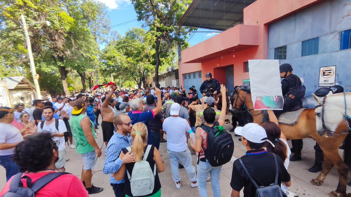 vilcalejandro's tweet photo. #Grave Con escudos, bastones y caballeriza, la policía del Gobierno de Jujuy garantiza la asamblea convocada por la directiva del sindicato azucarero para expulsar a delegados de la oposición que son parte de la lucha contra los despidos. 
El Gobernador Carlos Sadir es responsable de cualquier hecho de violencia hacia los trabajadores.