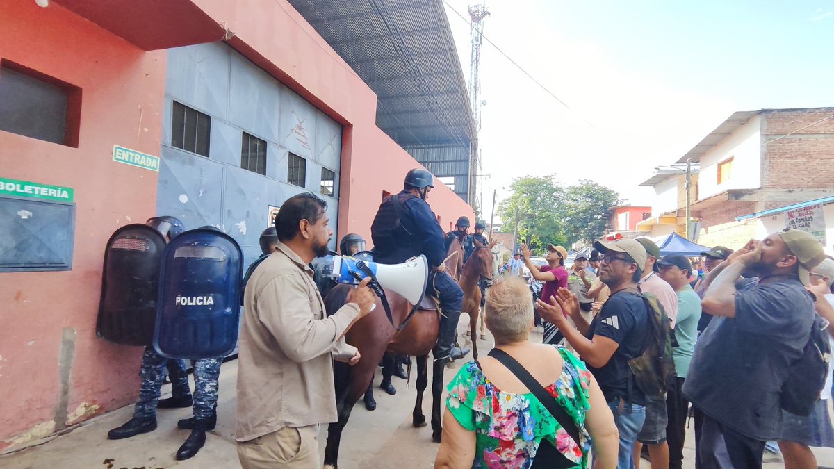 #Grave Con escudos, bastones y caballeriza, la policía del Gobierno de Jujuy garantiza la asamblea convocada por la directiva del sindicato azucarero para expulsar a delegados de la oposición que son parte de la lucha contra los despidos. 
El Gobernador Carlos Sadir es