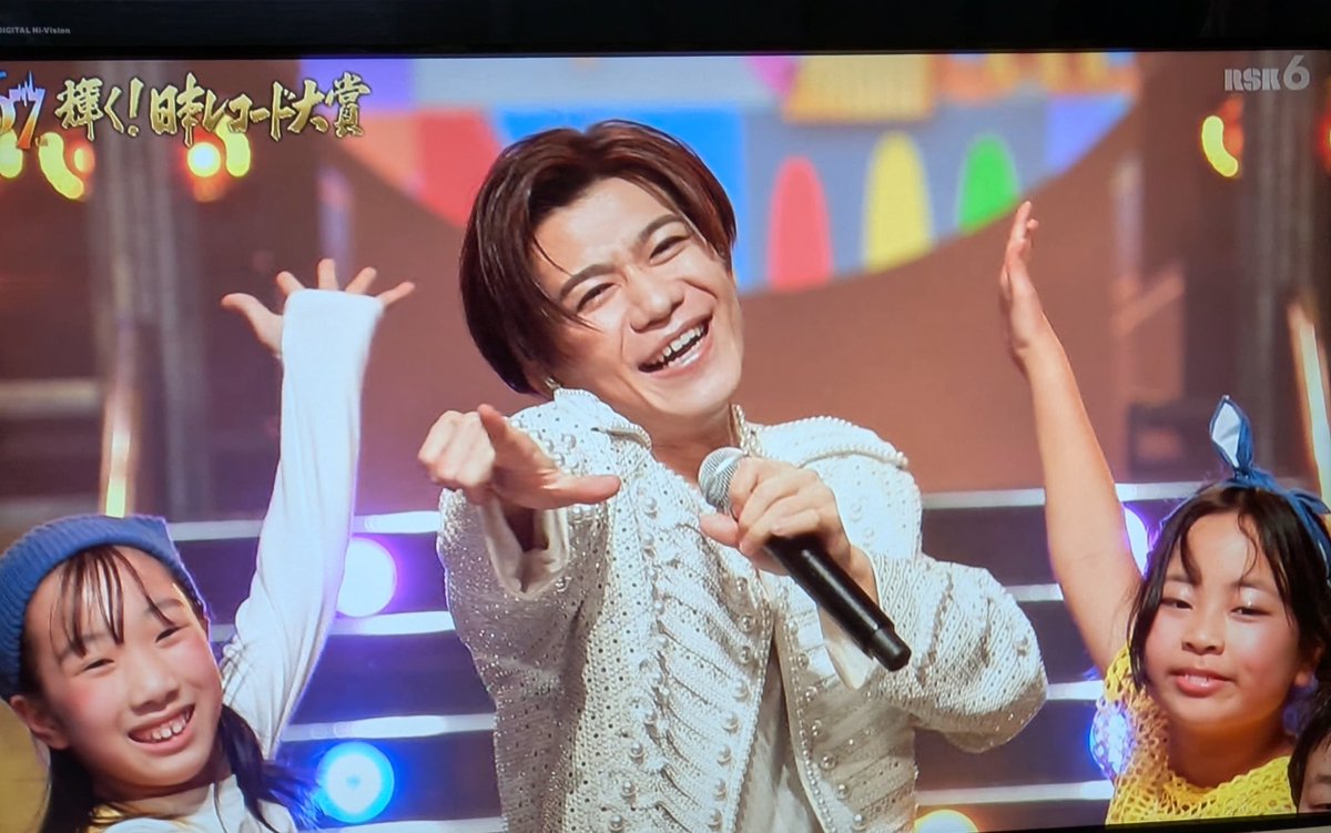 0YqV2NZ5TY18524's tweet photo. @niihamaLEON おはようございます✨
レオンくん💚
キッズダンサーの皆さんと最幸のパフォーマンスをありがとう💖
子供達も笑顔で歌いながら踊りレオンくんのキラキラした姿、もぅこれ以上もない🔥
『膝スラ』もグッジョブ👍️
又レコ大に相応しい衣装!✌️
良く似合ってる✨👍
#FanFanFan
#新浜レオン 最幸🔥 https://t.co/JXHzc7Li4O