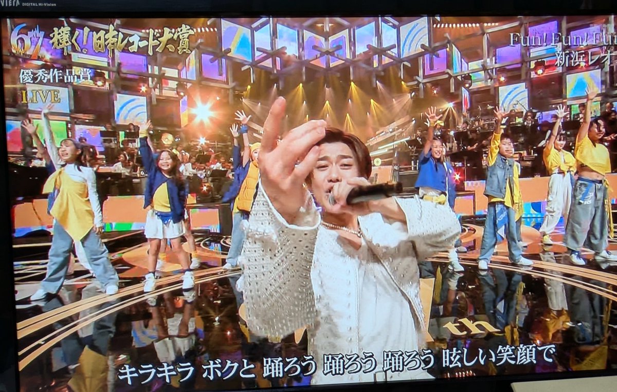 0YqV2NZ5TY18524's tweet photo. @niihamaLEON おはようございます✨
レオンくん💚
キッズダンサーの皆さんと最幸のパフォーマンスをありがとう💖
子供達も笑顔で歌いながら踊りレオンくんのキラキラした姿、もぅこれ以上もない🔥
『膝スラ』もグッジョブ👍️
又レコ大に相応しい衣装!✌️
良く似合ってる✨👍
#FanFanFan
#新浜レオン 最幸🔥 https://t.co/JXHzc7Li4O